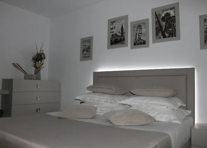 On Beach-mamaia Нэводари