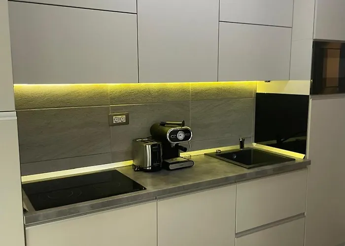 On Beach-mamaia Нэводари