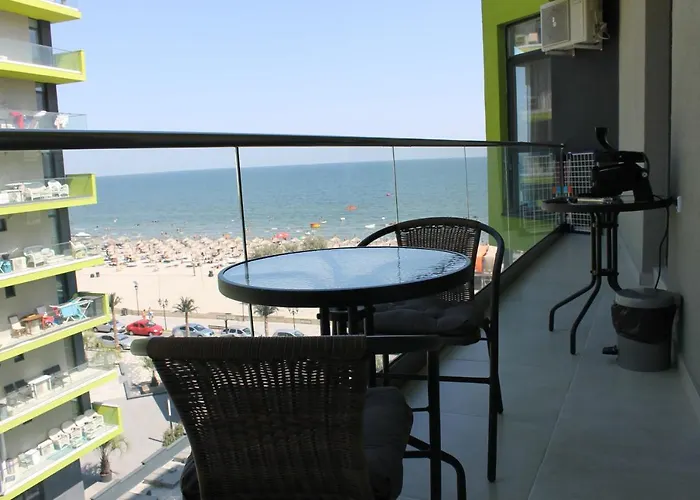 On Beach-mamaia 那沃达利